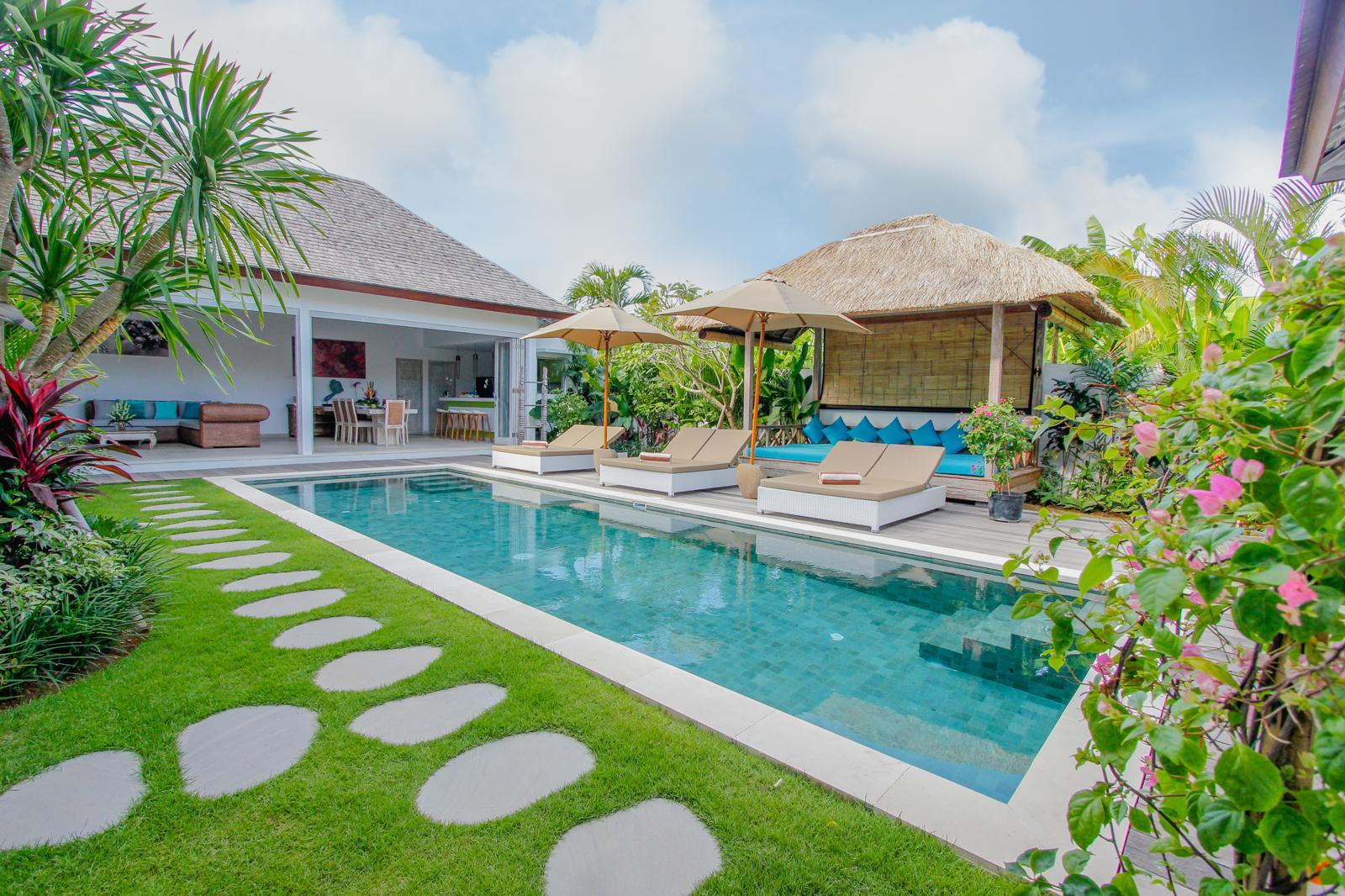GARDEN VIEW 4 BEDROOM VILLA FOR SALE LEASEHOLD IN SEMINYAK BE-2118 